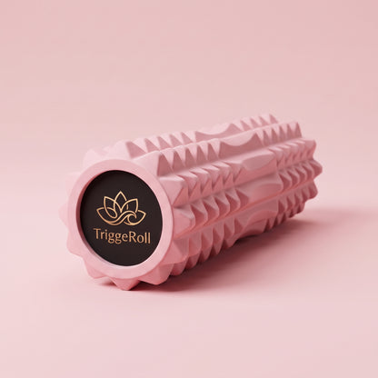 Rouleau de massage TriggeRoll rose à relief, vue de près avec le logo lotus